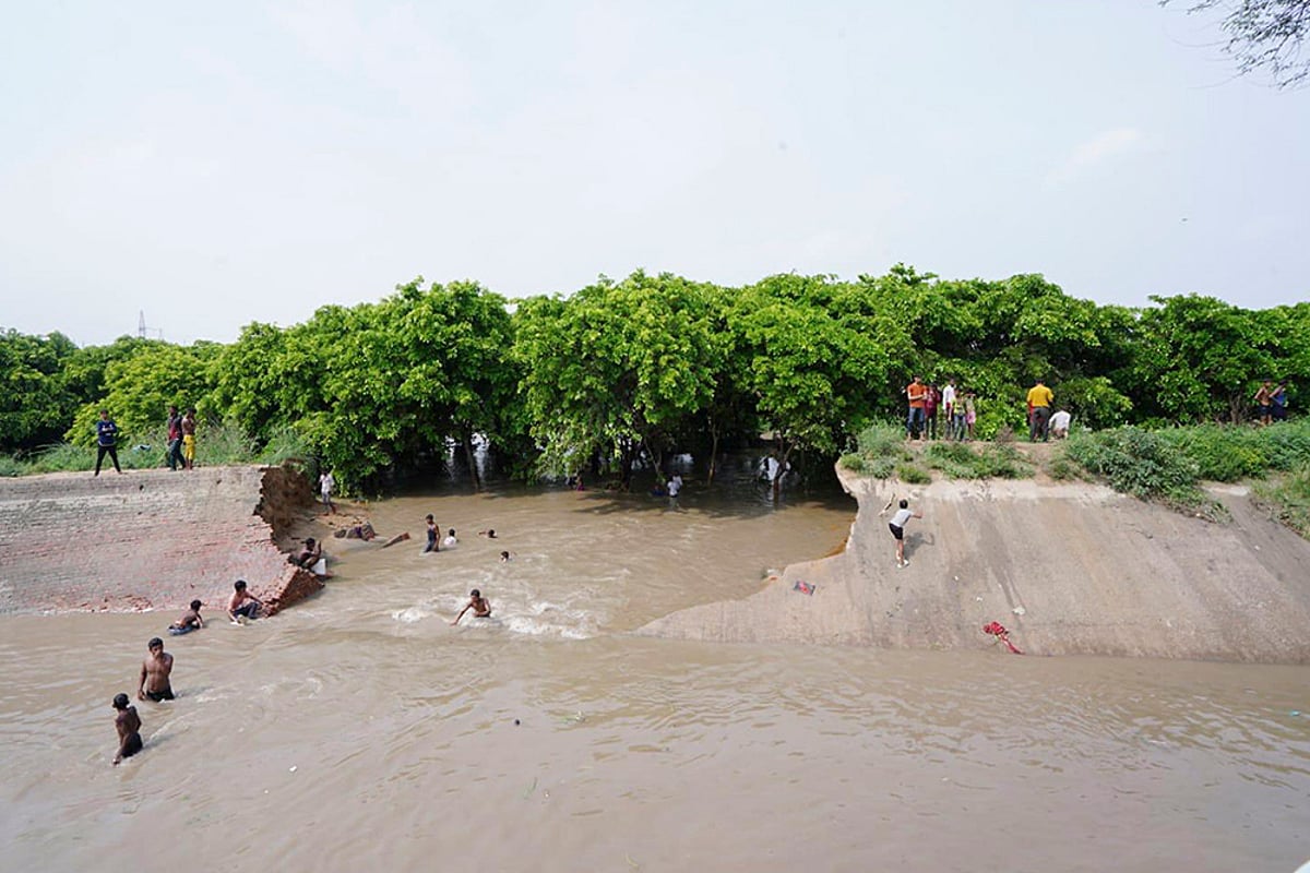 Munak Canal breach causes flooding in Delhi's JJ colony_photo_1